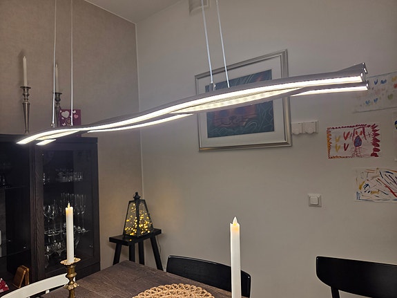 LED-riippuvalaisin metallia