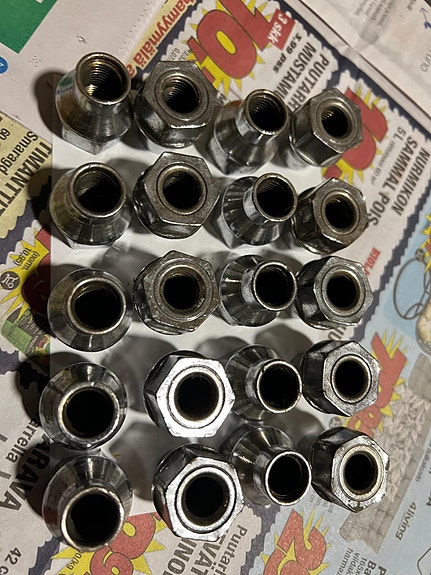 Pyörän mutterit M10, 20kpl