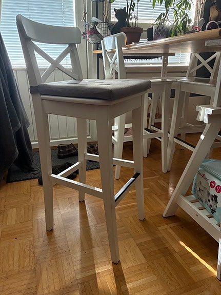 Valkoiset puiset baarituolit 4kpl