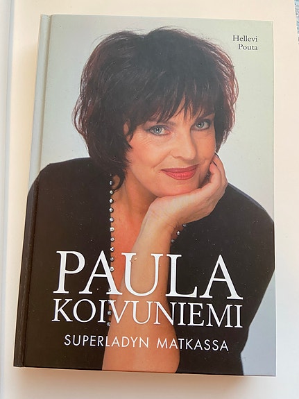 Paula Koivuniemi-Superladyn matkassa kirja