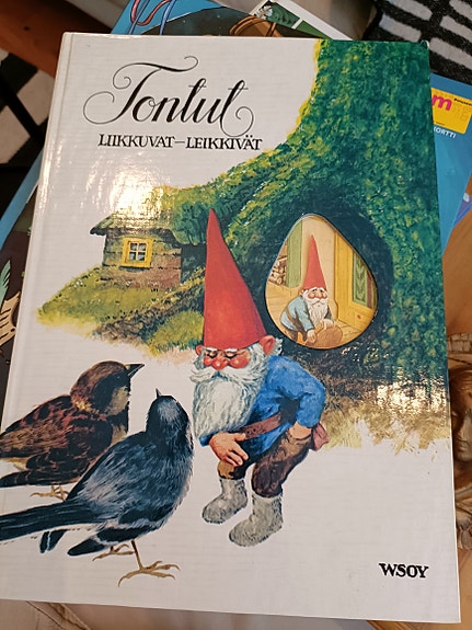 Tontut liikkuvat leikkivät lastenkirja kovakantinen