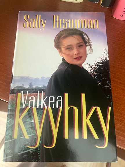 Sally Beauman Valkea kyyhky kirja