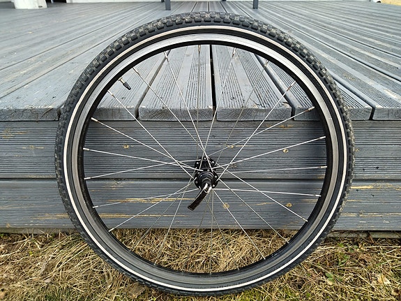 24" polkupyörän rengas vanteineen