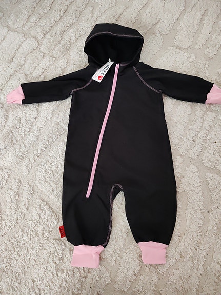 Uusi🩷🖤Musta/Pinkki softshell haalari 80cm🩷🖤