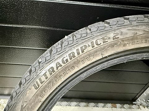 Goodyear UltraGrip Ice 2 245 - Kitkarenkaat 2kpl