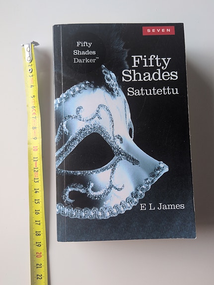 Fifty Shades Satutettu pokkariromaani
