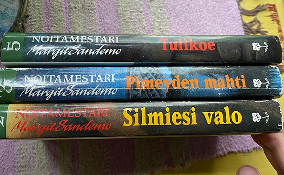Margit Sandemo Noitamestari -kirjasarja osat 2,3 ja 5