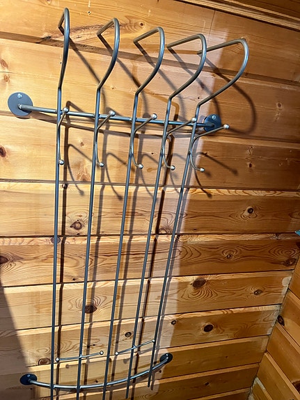 Metallinen naulakko hattuhyllyllä