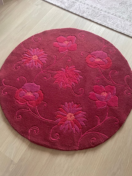 IKEA pyöreä matto punainen kukkakuvio
