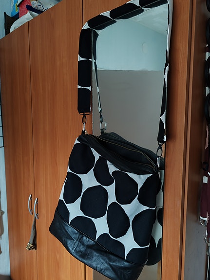 Marimekko olkalaukku pienet kivet markiisikangas