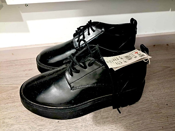 Uudet paksupohjaiset kengät. Kokoa 38. 19€