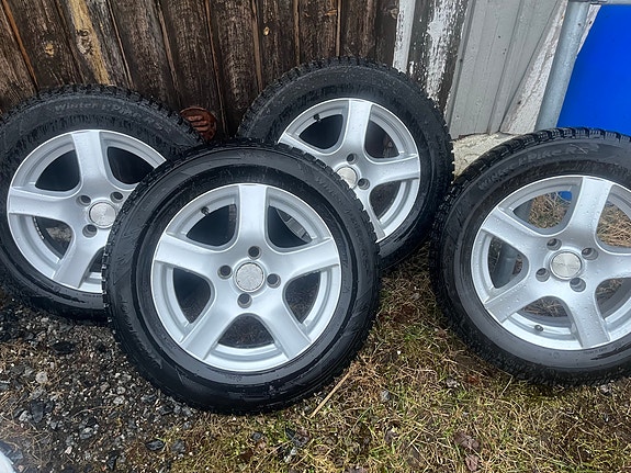 Myydään Citroen Berlingo vanteet ja nastarenkaat