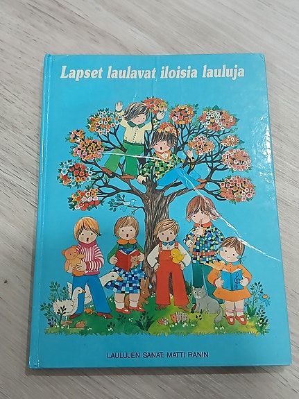 Lapset laulavat iloisia lauluja -lastenlaulukirja nuoteilla