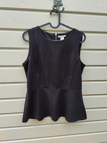 Musta peplum toppi