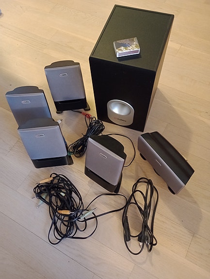 Logitech -kaiuttimet ja subbari