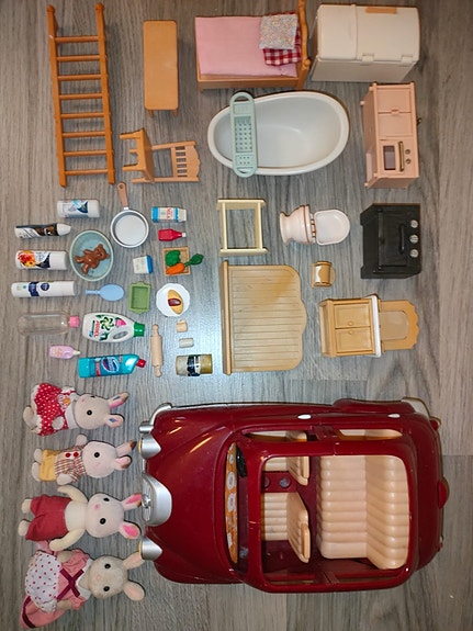 Sylvanian Families paketti – auto, huonekalut & tarvikkeet (50+ osaa)