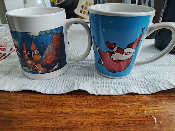 Kuvan mukit 0,20€ kummatkin