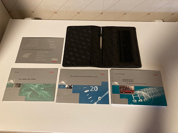 Audi A4 Avant vm 2000 käyttöohjekirjat ja huoltokirja kotelolla