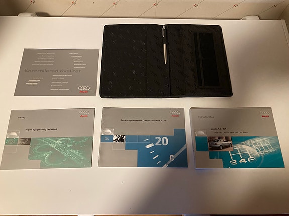 Audi A4 sedan vm 1999 käyttöohjekirjat + huoltokirja ja kotelo