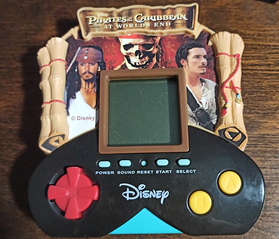Zizzle Pirates Of The Caribbean At World's End Electronic Handheld peli