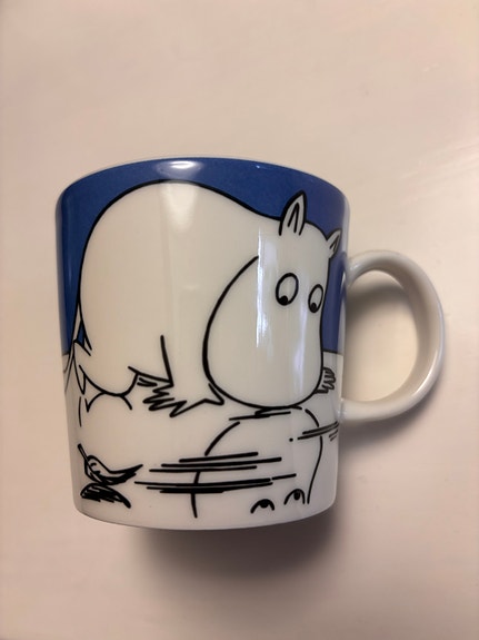 Muumimuki Muumipeikko jäällä sininen