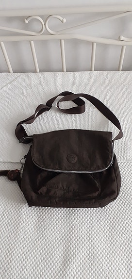 tummanruskea Kipling olkalaukku