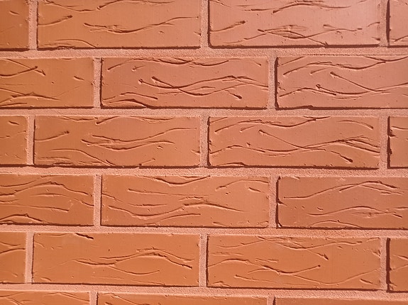 Punaisia tiiliä lainekuviolla