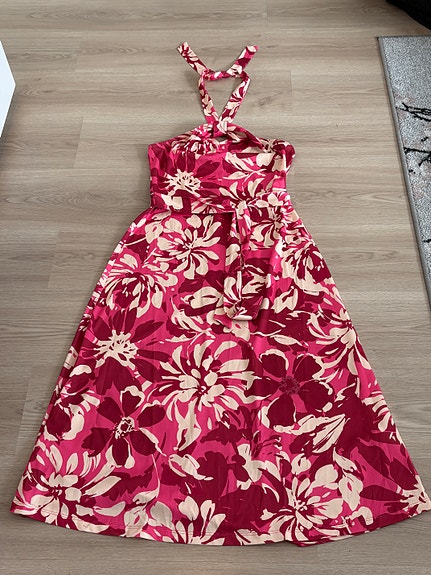 Halterneck mekko vyöllä