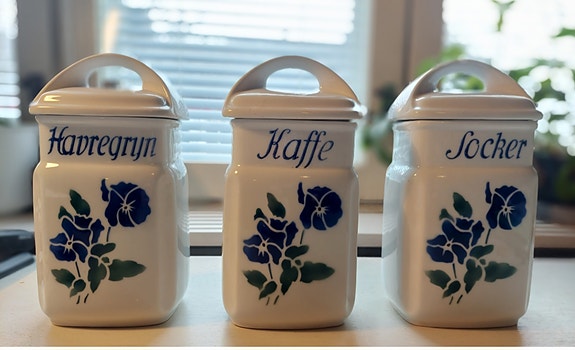Arabia Orvokki (Pensé), säilytyspurkit kahville ja kauraryyneille.