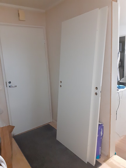 Hyväkuntoiset väliovet kahvoineen ja peitelevyineen 2kpl. 8x21 725x2040