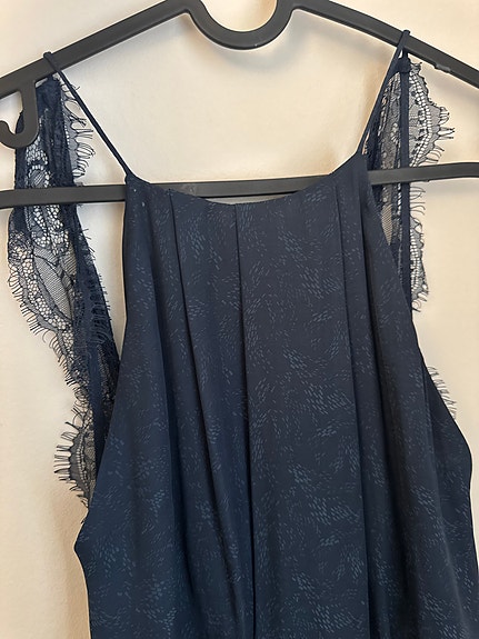 Samsoe & Samsoe tummansininen mekko pitsillä XS