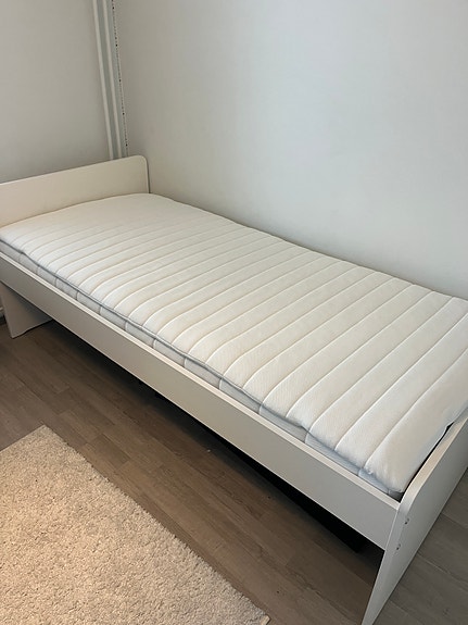 Sänkyrunko + patja + sijauspatja 90cm