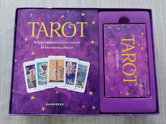 Tarot kortit ja ohjekirja