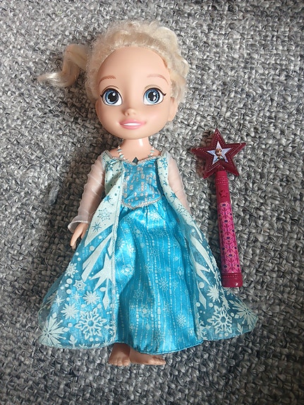 Elsa nukke ja taikasauva