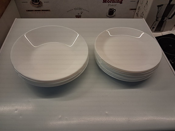 IKEA valkoiset lautaset