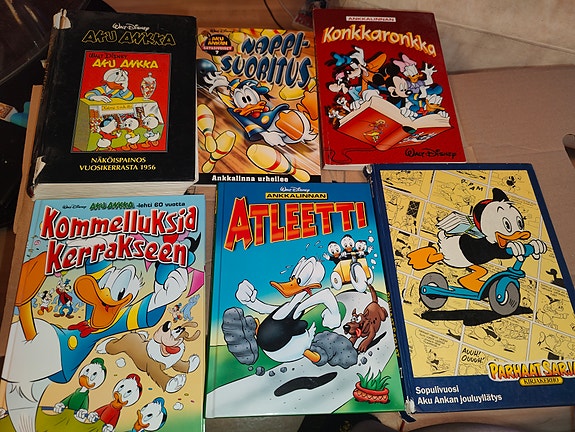 Aku Ankan taskukirjoja n. 50kpl, erillaisia teema/erikois taskukirjoja ja roopea