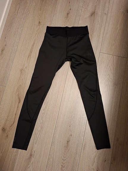 Only mustat legginsit