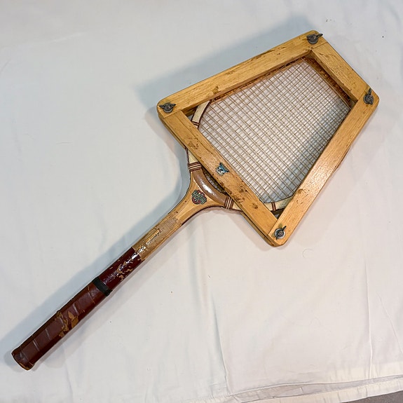 Cambridge -vintage tennismaila ja puinen Karhun mailaprässi