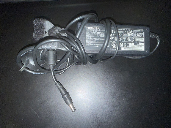Toshiba kannettavan laturi (ADP-75SB BB)
