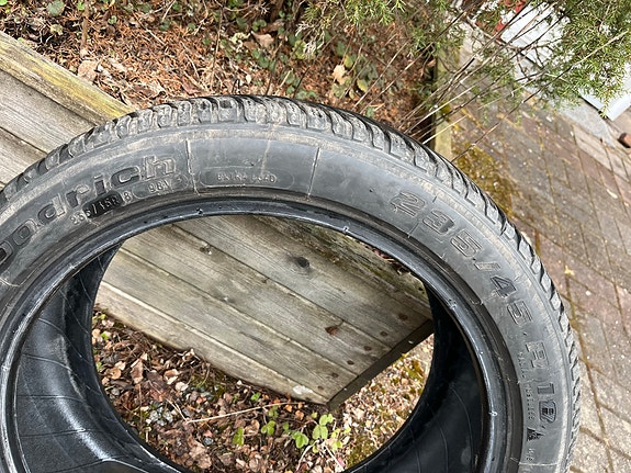 Myydään kitkarenkaat eli joka sään renkaat