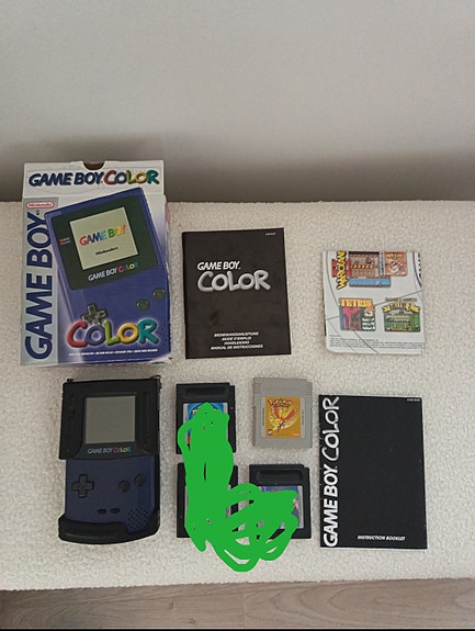 Nintendo Game Boy Color pelikonsoli ja pokemon gold peli