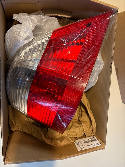 BMW takavalo oikea puoli – osanumero 63 21 7 165 826