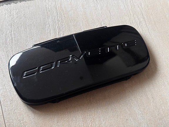 Corvette C5 rekisterikilpisyvennyksen peittolevy