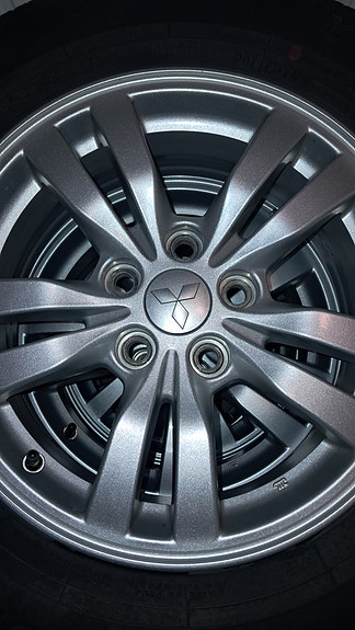 Mitsubishi 16'  hyvät vanteet ja kuluneet renkaat
