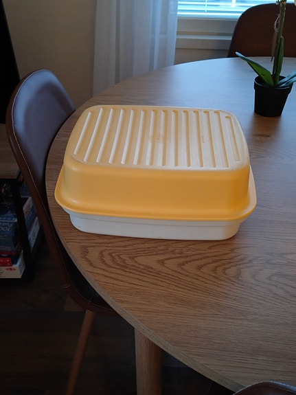 Tupperware leipälaatikko