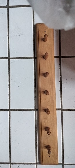 Puinen naulakko