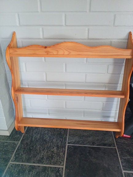 Puinen hyllykkö, VARATTU