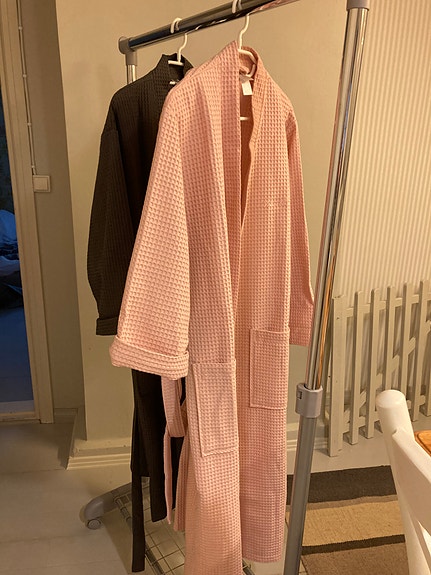 Kylpytakki 2 kpl, koko S/M, värit; pink ja tumma harmaa.