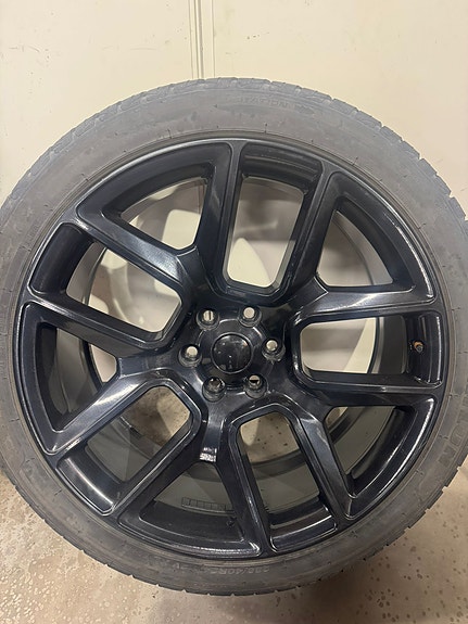 RAM 1500.  24 vanteet ja renkaat