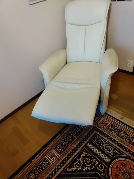 Nojatuoli lepotuoli vaalea keinonahka